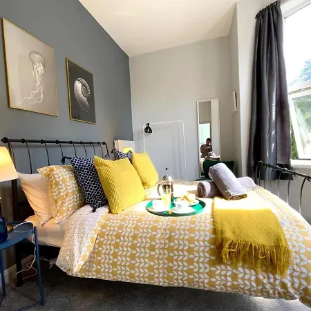 Beachside Bliss: Trendy Apartment near Bournemouth-2