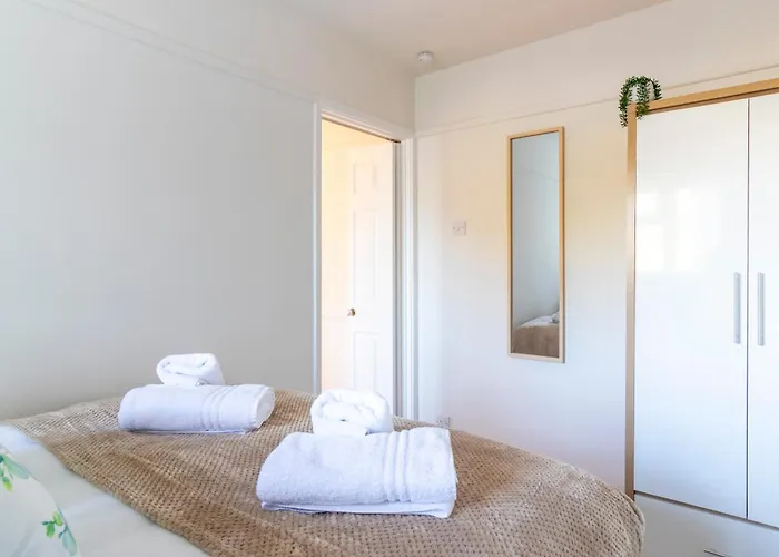 Stunning Sea View 2 Bedroom Sleeps 6- Free Parking