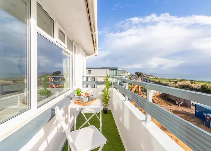 Panoramic Sea View Apartment Sleeps 4-Free Parking